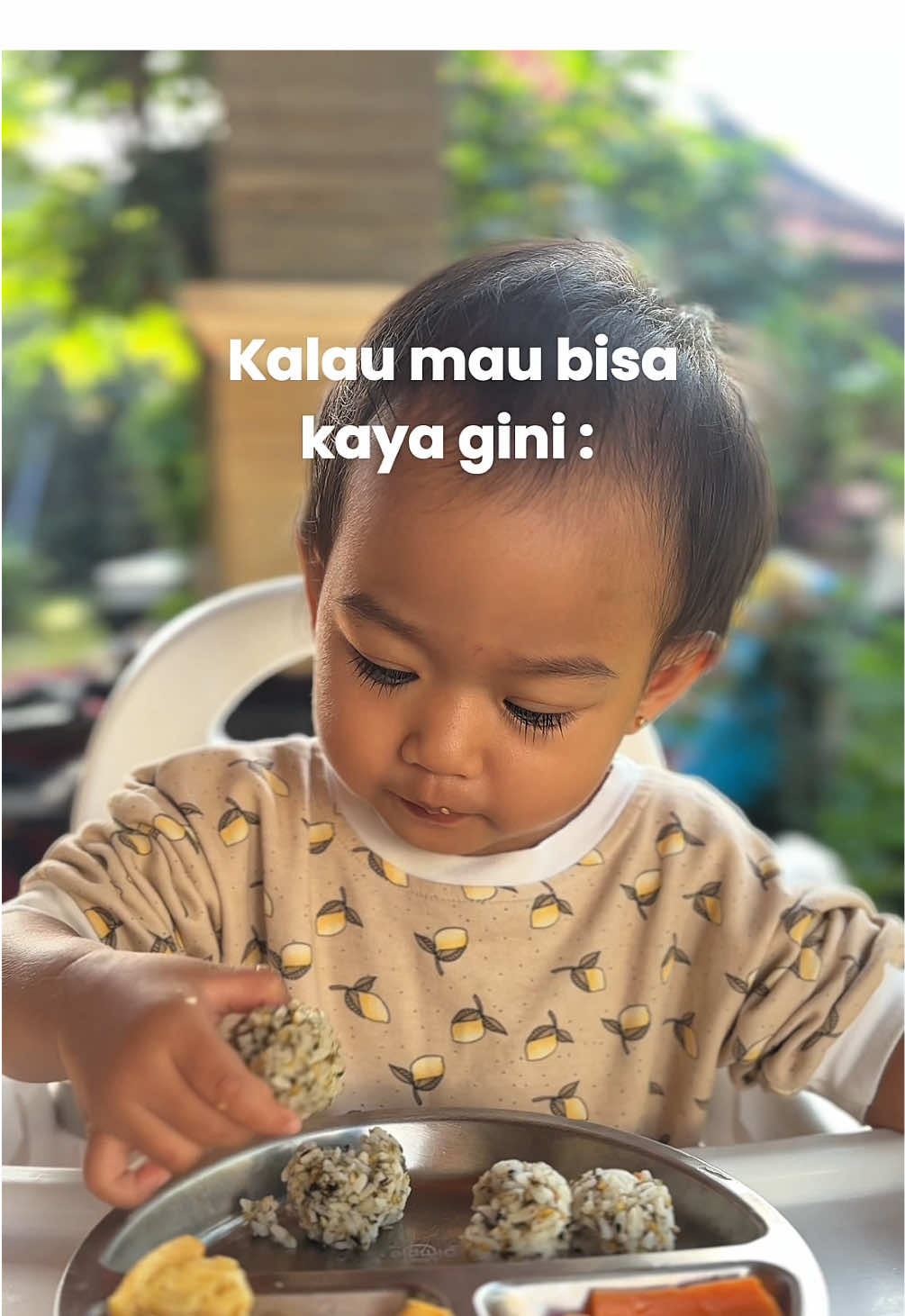 Kalau mau anak nggak ada masalah makan, kita harus siap invest waktu untuk sensory play sejak dini. 🥰 ⁣ Mainan seperti sensory rattle toy ini jadi salah satu cara seru dan efektif untuk stimulasi sensorik anak. Dengan bentuk, warna, dan teksturnya yang beragam, anak bisa belajar mengenal dunia lewat sentuhan, penglihatan, dan pendengaran sejak usia dini. ⁣ Dari pengalaman aku sama Kaluna, sensory play yang rutin bikin dia jadi lebih percaya diri, berani coba tekstur baru, dan akhirnya nggak pernah GTM atau picky eater. 💕 ⁣ Kalau moms & dads mau investasi buat perkembangan anak, mulai aja dari mainan sederhana tapi bermanfaat seperti sensory rattle toy ini! #SensoryRattleToy #SensoryPlayAnak #MainanSensoryAnak #StimulasiSensorik #SensoryPlayIdeas