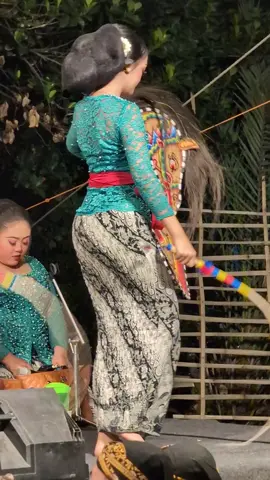 Sinden multitalenta Hani Kusuma tampil jaranan #sindencantik #hanikusuma #sekargadung #kimintodarsono