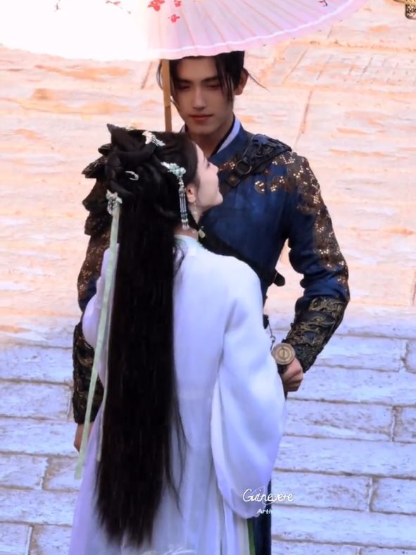 Drama #lovebeyondthegrave bergendre fantasi-romansa ini menceritakan tentang persinggungan takdir antara makhluk supranatural dan manusia:  *He Simu (Dilraba Dilmurat), seorang penguasa hantu berusia 400 tahun yang berpenampilan seperti gadis muda, bertemu dengan Duan Xu (Arthur Chen), seorang jenderal muda yang membawa benda peninggalan dari masa lalu He Simu. Pertemuan ini membangkitkan berbagai intrik dan rahasia.  Mereka kemudian membentuk kontrak pertukaran indera, menjalin ikatan yang lebih dari sekadar romantis-- bersama-sama mereka melindungi dunia manusia dan spiritual dari kehancuran.  _____ Cerita ini adaptasi dari novel web berjudul (Bai Ri Ti Deng karya Li Qing Ran), mengusung nuansa oriental Xuanhuan dengan atmosfer misterius, medan perang yang kejam, serta dunia penuh kehangatan.  Karakter Pemeran: 👇 *He Simu Dilireba (Dilraba Dilmurat) PU. Duan Xu Chen *Fei Yu (Arthur Chen) PU. *Yan Ke : Wei Zhe Ming *Jiang Ai :Zhang Li Fang *Xianye : Gao Han Duan *Jingyuan : Yang Xi Zi  *Bai Sanxing: Baron Chen *Han Lingqiu :Zhao Yi Qin Lu *Da :Gu Zi Cheng Feng Yi: *Ding Jia Wen Meng Nan : *Yan Bi Guo Yan Zhang: An *Yue Xi Chen Ying : Fu Bo *Han Xia Qingsheng : Xu Bin *Liu Shan:Li Ya Yun. #dilrabadilmurat #arthurchen #masukberanda #4u 