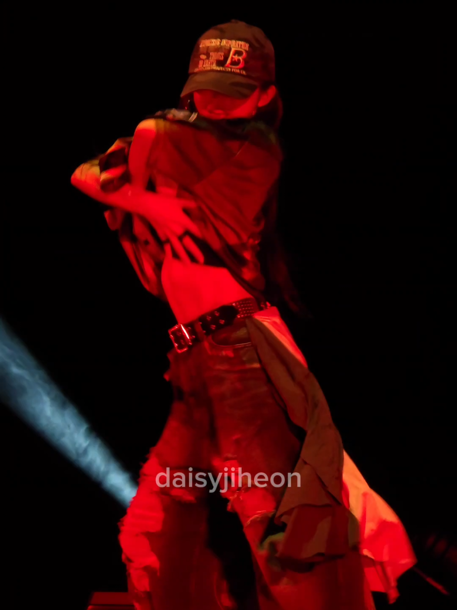 250906 fromis_9 in oakland: hayoung hiphop dance solo .. when she lifted her shirt bro 😖 #fromis_9 #hayoung #프로미스나인 #송하영 