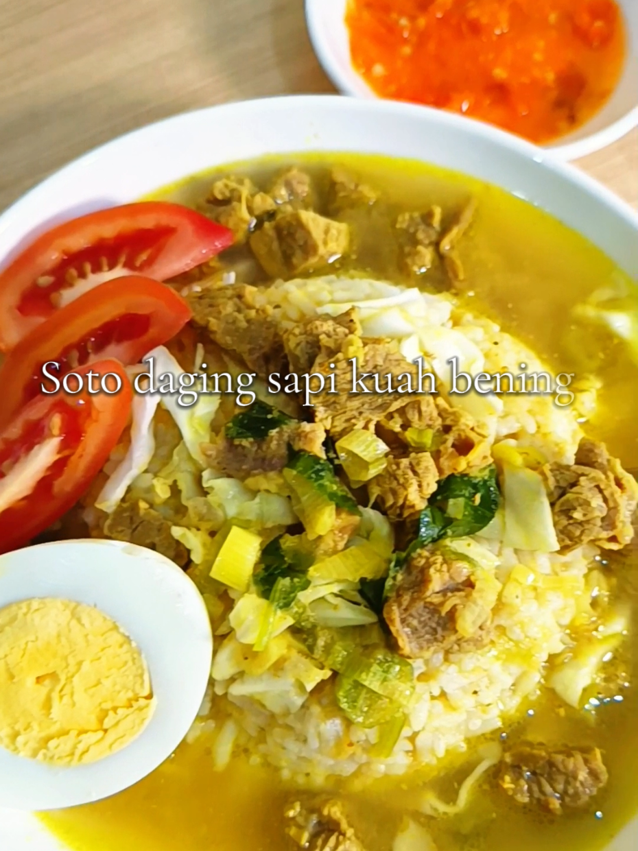 tiba tiba ke pengen makan soto daging tapi yg bening, pake bahan yang ada di kulkas, jadilah soto daging ini, kalo kalian ada toge dan jeruk nipis lebih sedep besti, ini aku pake nya kol karna di kulkas cuma ada itu.. soto daging sapi kuah bening daging sapi 1/2 kg 8 siung bawang merah 5 siung bawang putih 3 butir kemiri 1 ruas jahe 2 barang sereh 1 lembar daun salam 3 lembar daun jeruk 3 ruas lengkuas kunyit bubuk ketumbar bubuk pada bubuk pelengkap : tomat kol daun bawang telur rebus sambel #masakanseharihari #masakanindonesia #masakan #sotodaging #idemasak 