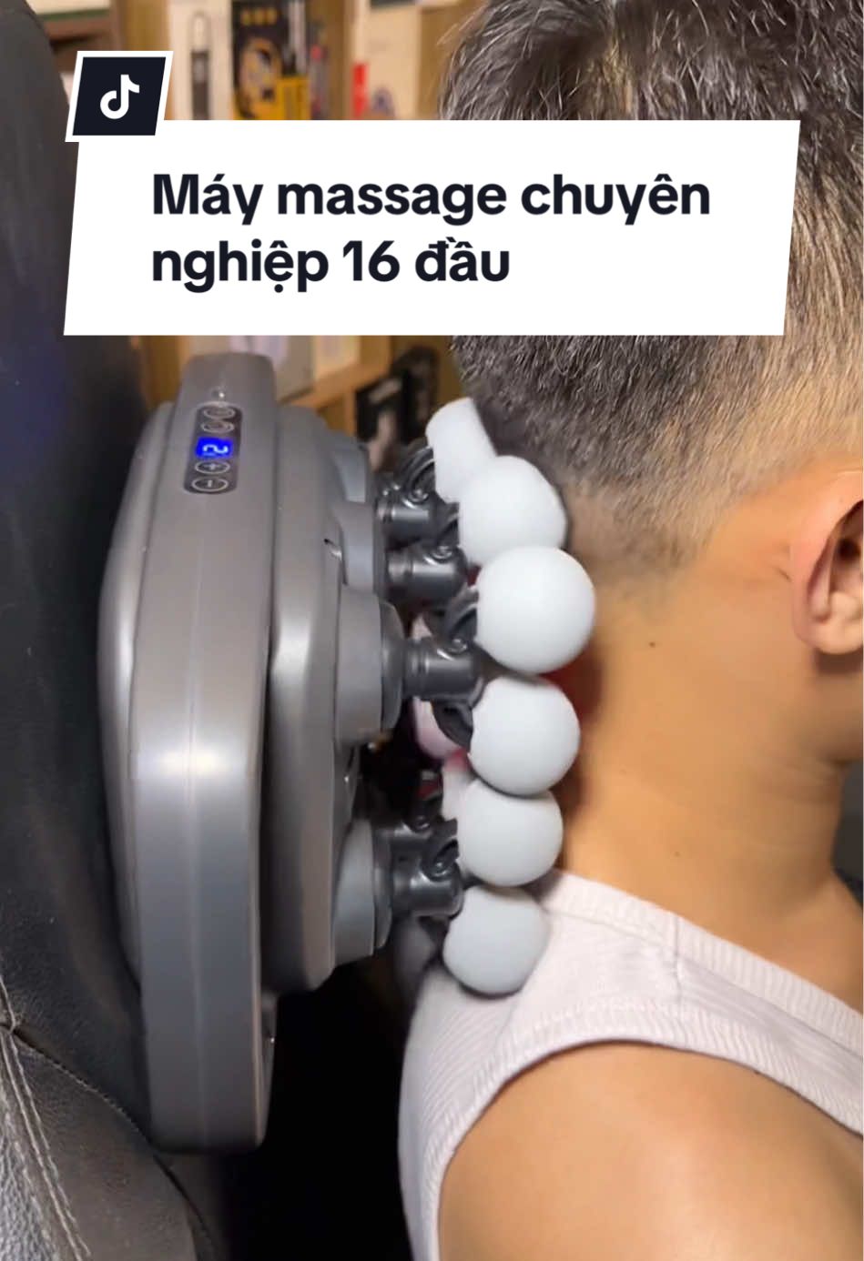 Máy masaage 16 đầu đấm cùng lúc cho cảm giác thư giãn sâu hơn, 2 tay cầm điều chỉnh linh hoạt vị trí dùng thích thật ae ạ #maymassage #maymassage16dau #maymassagecovaigay #matxa #quangnghene 