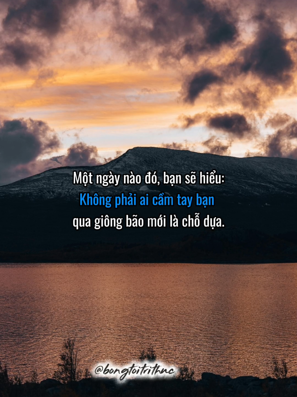 Bởi trong một thế giới ai cũng vội nói, người biết lắng nghe và khiến người khác cảm thấy quan trọng, mới là người không dễ bị thay thế. #dacnhantam #bongtoitrithuc #SachTiktokBanChay  #sachhay2025  #sbooks 