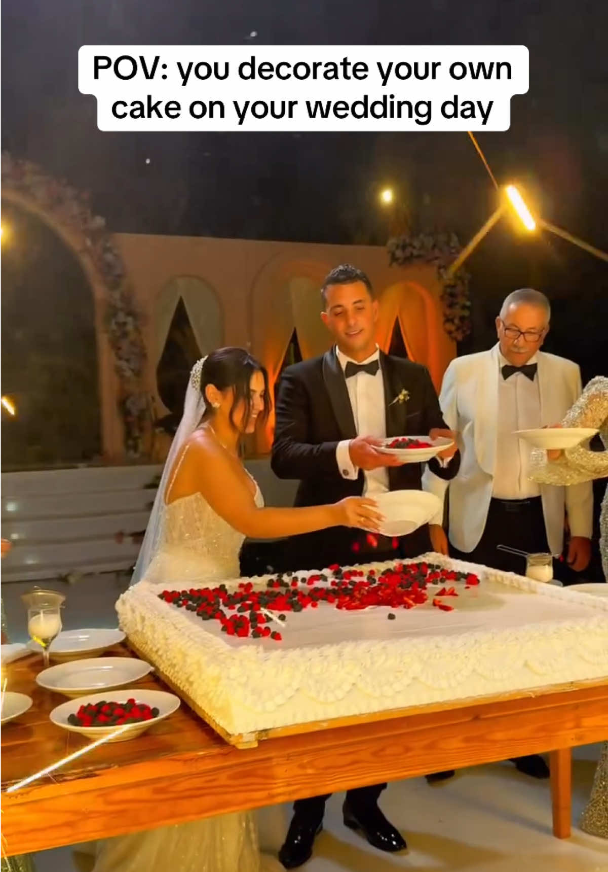 POV: you decorate your own cake on your wedding day ❤️ Video: Saadacatering #fyp #foryou #weddingtok #wedding #weddingtiktok 