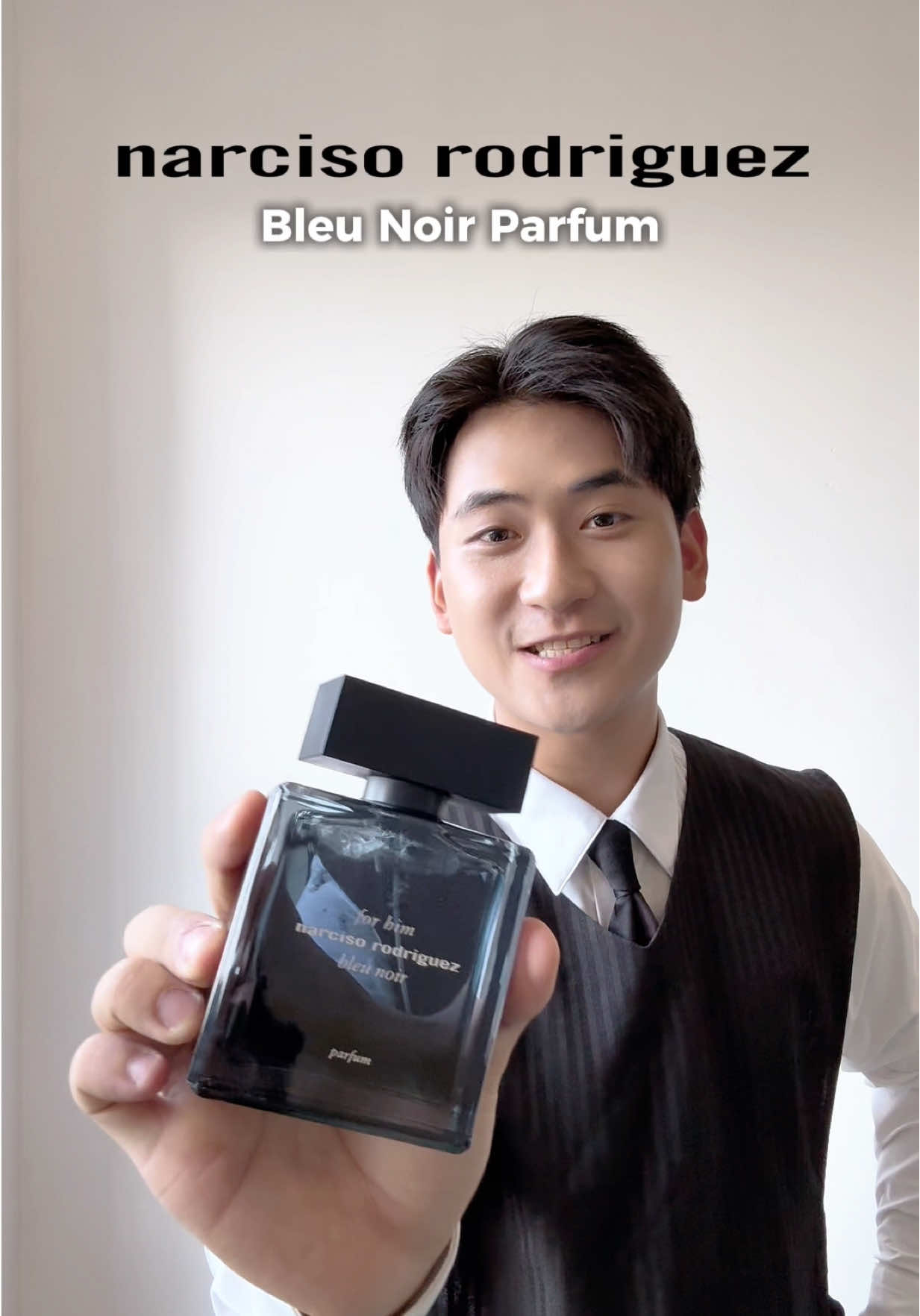 Một mùi hương khiến mình cảm thấy tự tin. Và một mùi hương khiến mình muốn lại gần. Deal lớn: 9/9 nhớ canh nha. #narcisorodriguez #layering #dunghoanggg #dunghoang 