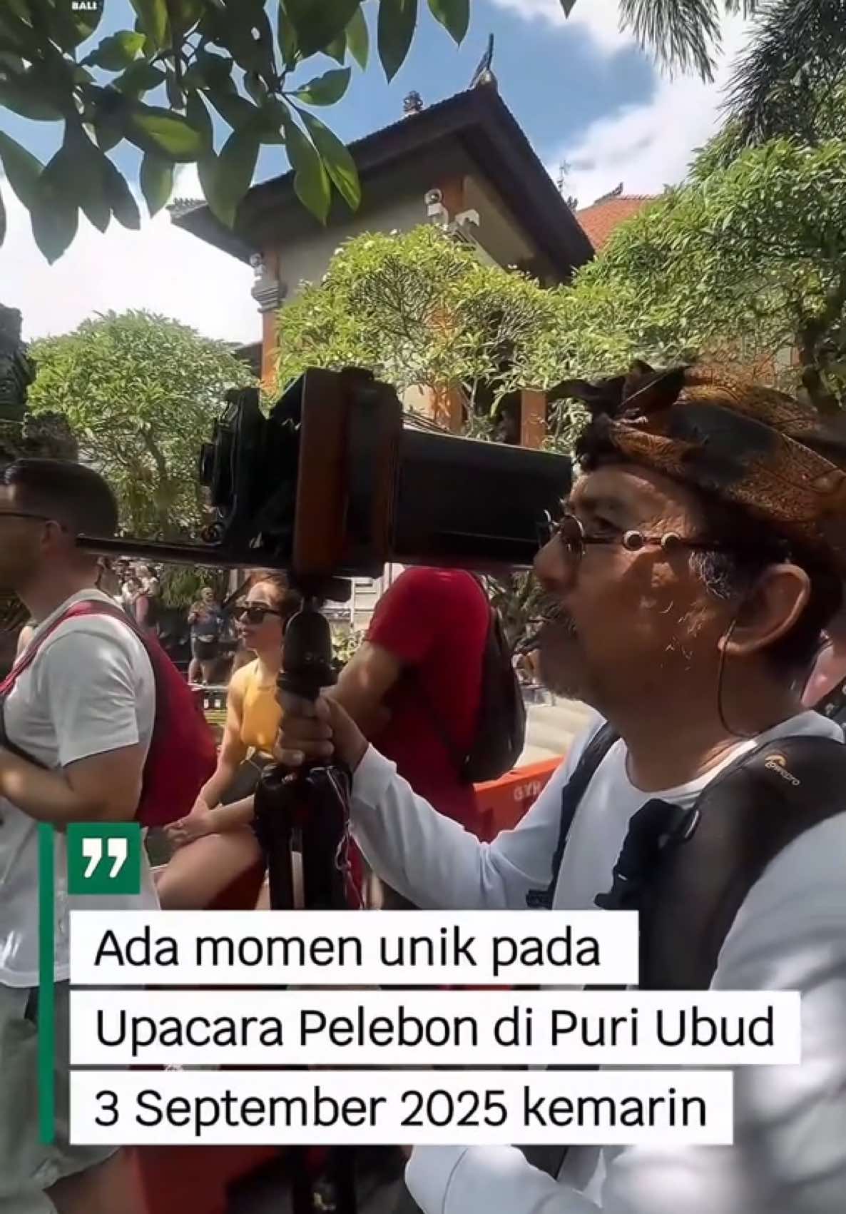 📸 Kalian tau gak sih, ada hal unik waktu upacara Pelebon di Puri Ubud pada 3 September lalu? Ternyata ada salah satu fotografer yang masih setia menggunakan kamera klasik tahun 1930 loh! 🤯✨ Unik banget kan? Yuk saksikan videonya sampai habis dan rasakan atmosfer berbeda dari momen sakral ini 🙌 #tvribali #puriubud #pelebon #budayabali #kameraantik