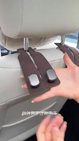 Pengait sandaran kursi mobil, bikin mudah dan praktis bawa barang di mobil. #pengaitsandarankursimobil #hangerkursimobilgantunganbarang #gantungankursimobil 