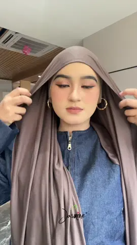 Meleyot terus bosen..styling pashmina jasmine clean look pake anting ga kalah cakepnyaa 🤗☺️ #pashminakaos #pashminajasmine #hijabstyle #hijabtrend