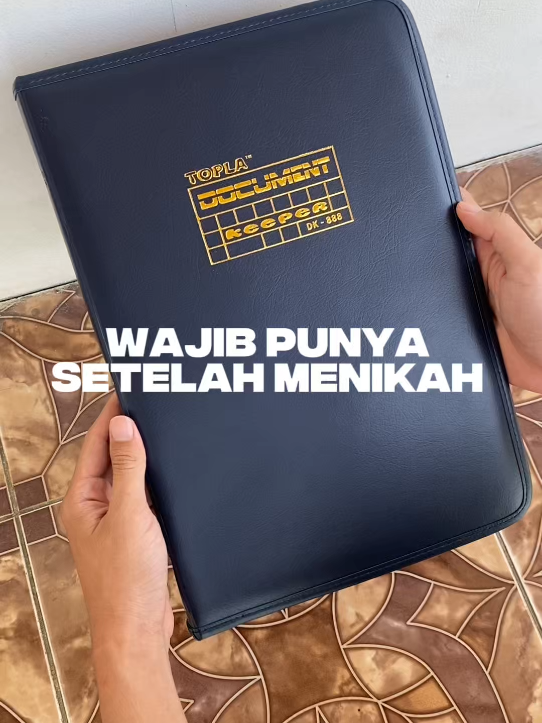 Topla Dokumen Keeper Resleting – Map folio dengan pilihan isi 20/40/60, cocok simpan ijazah, arsip, dan file penting, tersedia warna biru, hijau, hitam, merah. – #mapdokumen #dokumenkeeper #mapfolio #mapijazah #maparsip #mapresleting #alatkantor #stationery #mapplastik #mapfile