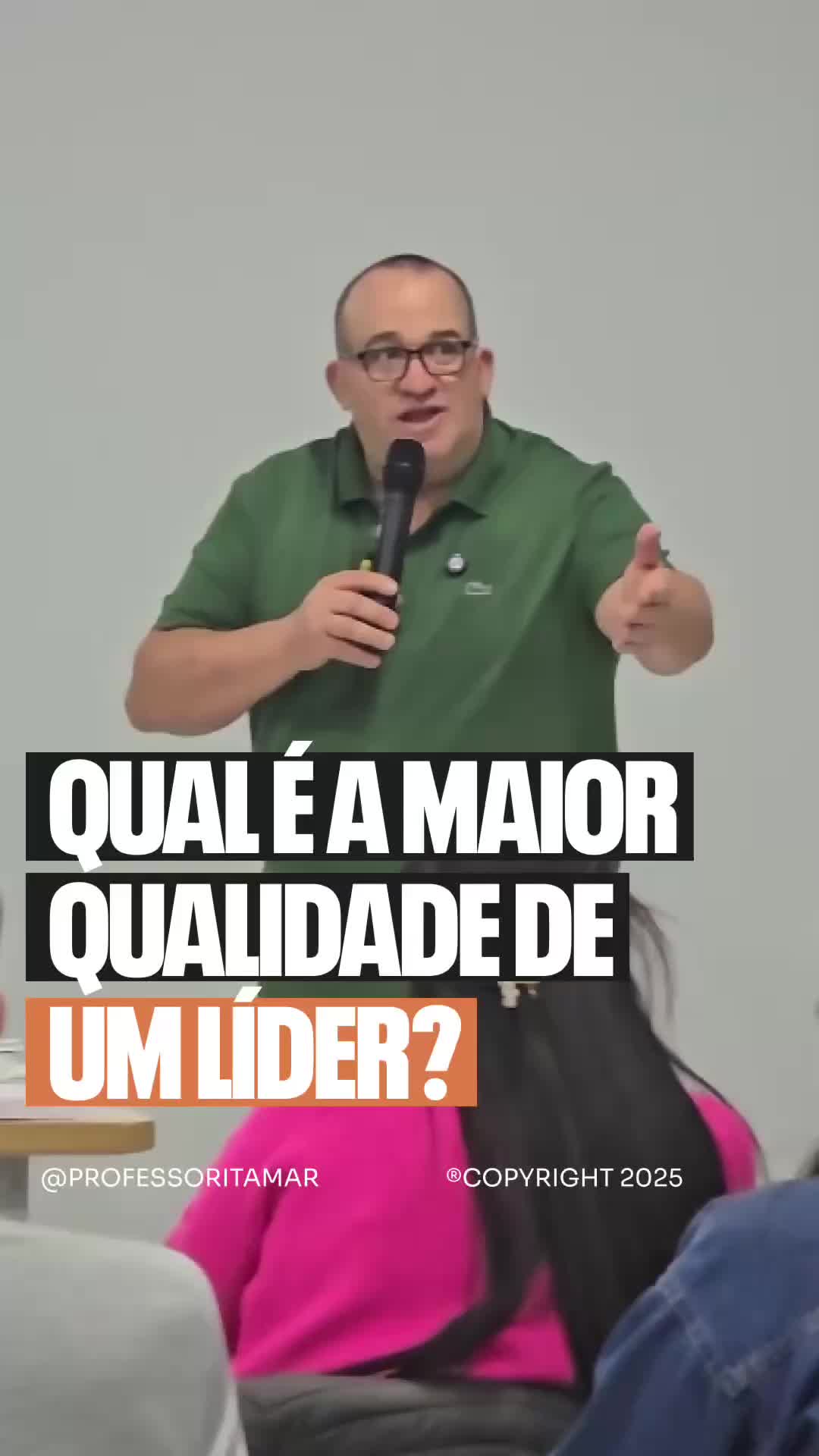 🎙️ LIDERANÇA NÃO É SÓ COBRAR — É ACOMPANHAR “Fala pra mim o que tem pra fazer… e me acompanha.” O líder que transforma é o que educa, acompanha e elogia quando acerta. ⚠️ Funcionário não é máquina — tá cansado de só levar porrada. Decora esse mantra: acompanhar, corrigir com respeito e valorizar com verdade. 📲 Se esse conteúdo fez sentido pra você, siga o Professor e continue refletindo com a gente. #vendas #liderança #desenvolvimentopessoal #educação #mentalidade #altaperformance #gestãodepessoas #comunicação #professoritamar