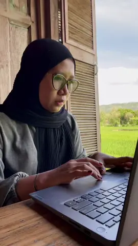 Kerjo ning dolan 😅😂  #workday #promoseruweekend #weekend #trendlagu #today 