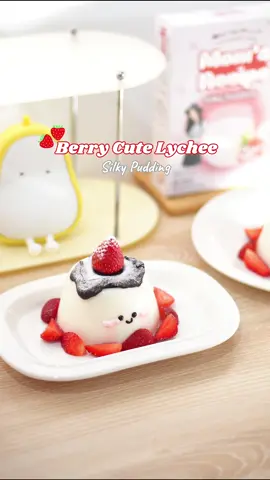 Ini bukan cake tapi ini Berry Cute Silky Pudding 🍓🍓 gemes dan jiggly banget💖💖 Aku pake @ varian rasa Lychee 🤍 Bahan bahan : 1 pouch Mom’s Recipe Silky Pudding Lychee Topping : 🍓 Strawberry Dekorasi Dark Chocolate Gula halus #homecafe #SilkyPudding #Momsrecipesilkypudding #Strawberry #dessert      