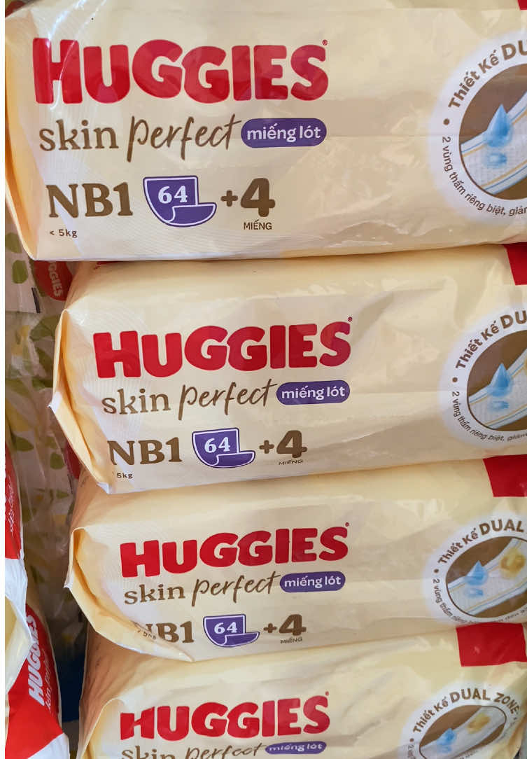 👉 Bỉm Huggies Miếng lót sơ sinh NB1 (64+4 miếng) – lựa chọn an toàn và êm ái cho bé yêu.  Với thiết kế siêu mỏng nhẹ, thấm hút nhanh, chống tràn vượt trội, giúp bé luôn khô thoáng và thoải mái cả ngày lẫn đêm.  Miếng lót ôm vừa vặn, mềm mại bảo vệ làn da non nớt, mẹ an tâm chăm bé từng phút giây 💕 #bimhuggies #mienglotsosinhnb1#mebimsua#vairal#binbofamily 
