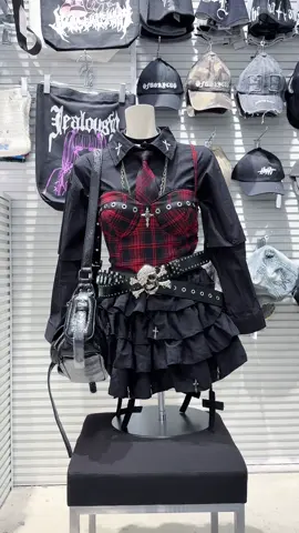 ♥️🥀パンク系コーデ🥀♥️ 新作キャミを使ったパンク系コーデ💀 フリル系のスカートを使うことで パンクロリータ風にも…💭👀 是非店頭にてチェックしてみてくださいね✨️ 新作アイテムもオンラインサイトで取り扱っております💖 ぜひそちらもチェックしてみて下さい♪ #ア#アパレル店員お#おすすめv#volcan_aphroditeヴ#ヴォルカンなんば