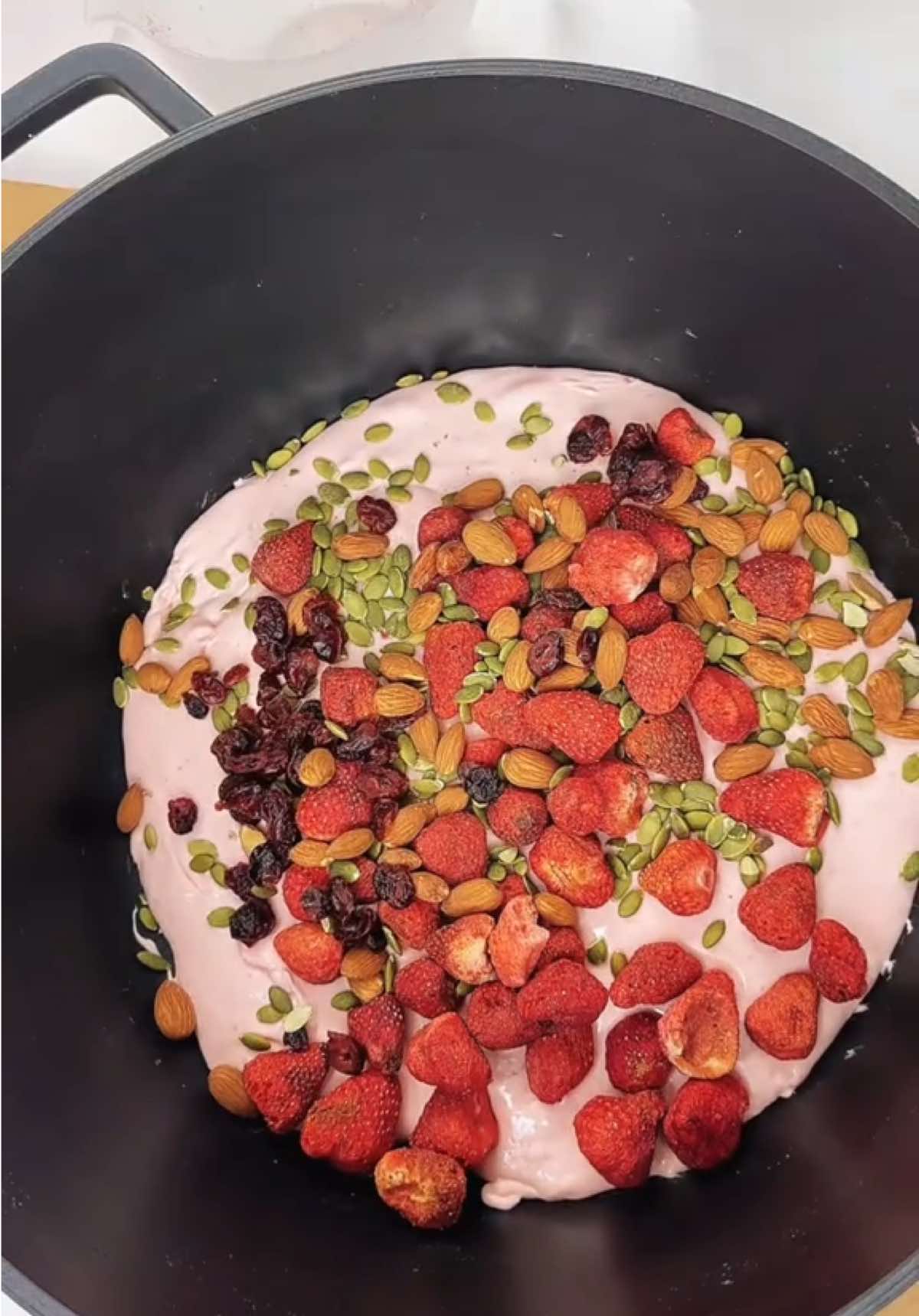 Ngày nhỏ ai cùng đã từng ăn kẹo sữa, nhưng Tết này thử biến tấu sang Nougat mix hạt nhaa🌸  Mới tháng 9 mà shop nôn tết quá trời ròiii =))) #nougat #keohandmade #tet2026 #keodeotraicay #tiemkeohanhphuc 