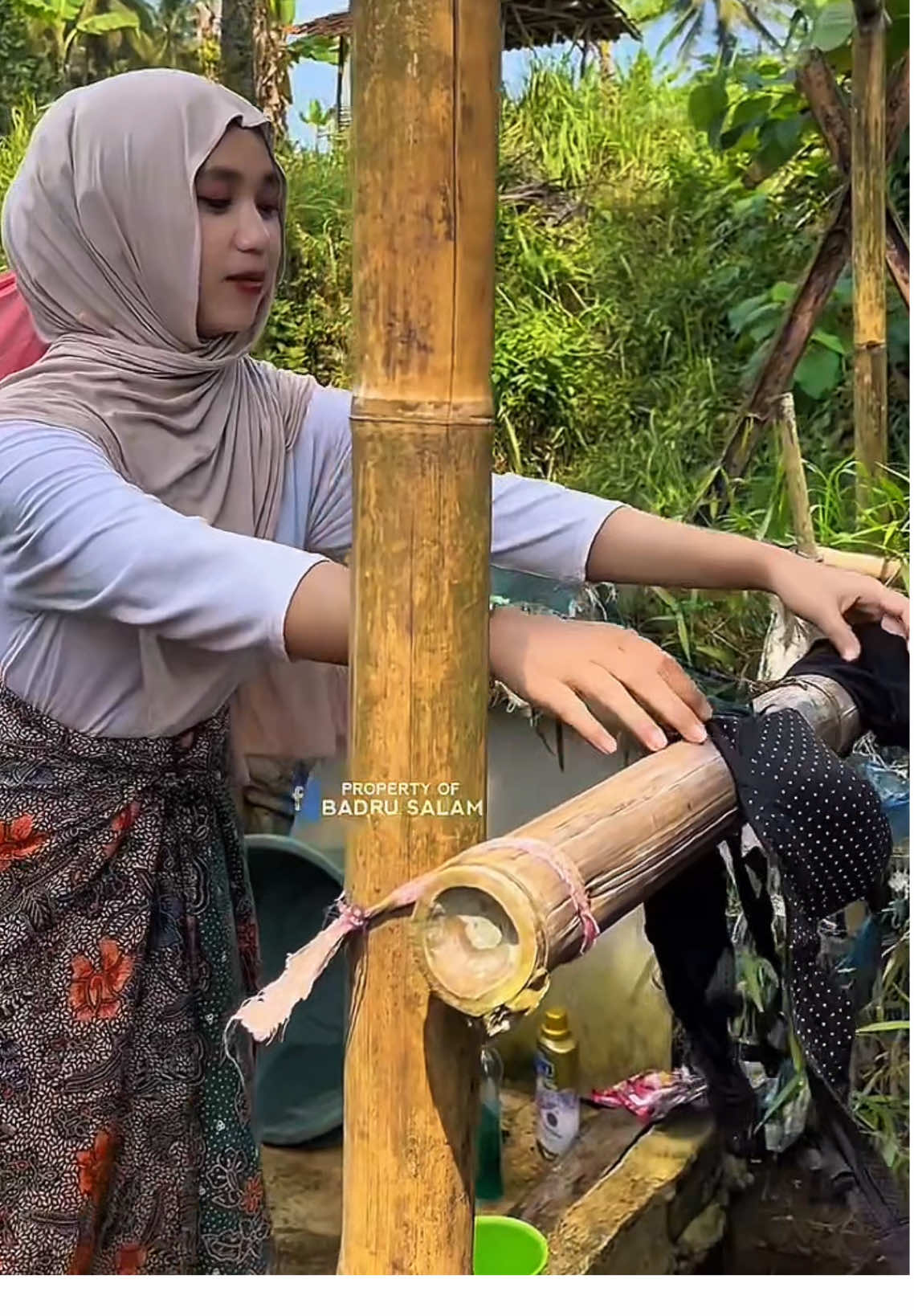 Miss Lia, what's wrong with your hair?🤣#relaxing #tiktokcreator #views #trapfish #foryoupage 