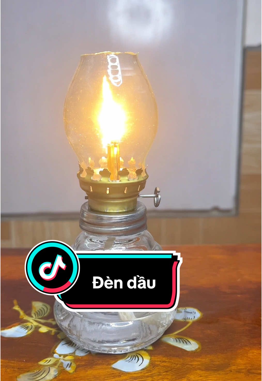 Cây đèn dầu huyền thoại!!  @Tôm Tí Tách  @Tôm Tí Tách  @Tôm Tí Tách #tomtitach #dendau #đèn #denthocung #dendecor 