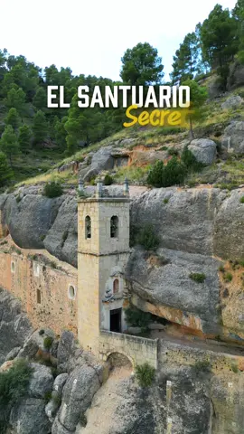 ¿Conocías este Santuario secreto? 🤯 Enclavado en la roca y suspendido sobre el río Bergantes. Construido entre los siglos XVI–XVIII, se convirtió en un famoso lugar de peregrinación para quienes buscaban curarse de afecciones atribuidas a posesiones demoníacas. Desde 1979 es Monumento Histórico-Artístico. Está abierto de martes a domingo hasta las 17 h, o hasta el cierre de su restaurante. Además, cuenta con hospedería para quienes deseen pasar la noche aquí. Santuario de la Virgen de la Balma📍 ¿Te animas a visitarlo? #castellon #españarural #santuariodelavirgendelabalma #turismorural #alicante 