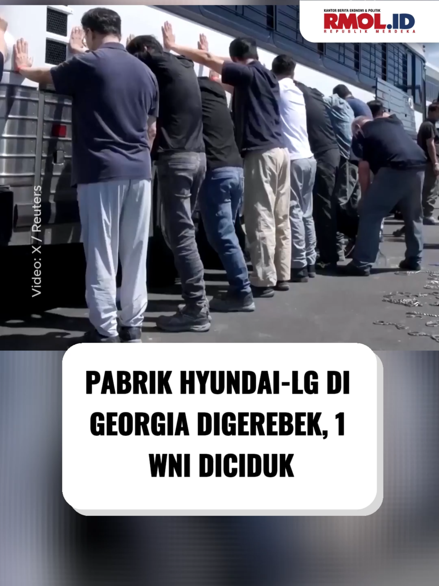 Aparat imigrasi Amerika Serikat menggerebek proyek pembangunan pabrik baterai Hyundai-LG di Ellabell, Georgia, dan menangkap 475 pekerja. Mayoritas dari mereka adalah warga negara Korea Selatan. Otoritas AS menyebut para pekerja ditahan karena masuk atau bekerja tanpa izin resmi.  “Ada jaringan kontraktor dan subkontraktor, jadi pekerja berasal dari berbagai perusahaan berbeda,” kata Agen Homeland Security Investigations Georgia, Steven Schrank, Minggu, 7 September 2025. Direktur Pelindungan WNI Kemlu RI, Judha Nugraha, menyebut ada WNI berinisial CHT di Pabrik Hyundai Metaplant. CHT dalam agenda kunjungan bisnis dan bertemu pihak Hyundai saat razia terjadi. KJRI Houston telah berkomunikasi dengan Folkston ICE Processing Center di Georgia, tempat CHT saat ini ditahan. Video Editor: Andre Rangga #rmol #republikmerdekaonline #pabrik #hyundai #LG #georgia #USA #WNI #indonesia🇮🇩 #southkorea