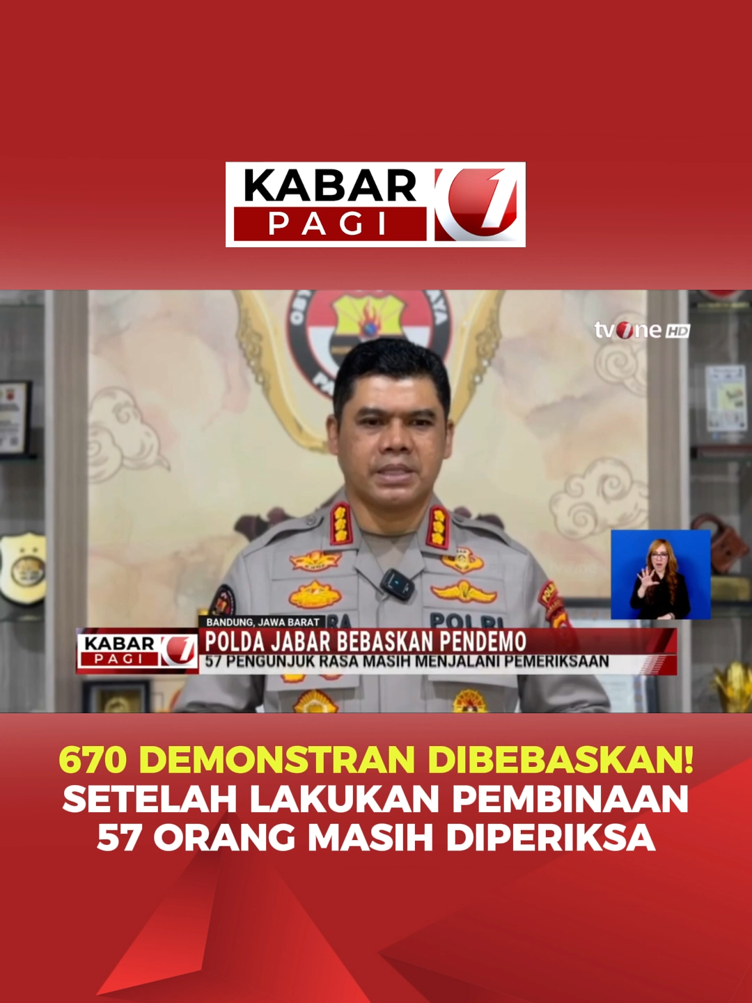 👮 POLDA JABAR LEPASKAN 670 PENGUNJUK RASA Sebanyak 670 pengunjuk rasa yang sempat diamankan saat aksi anarkistis di Jawa Barat akhirnya dilepaskan. Mayoritas berasal dari kalangan mahasiswa dan pelajar. 👉 Mereka dibebaskan setelah menandatangani pernyataan tertulis tidak akan mengulangi perbuatannya. Sementara itu, 57 orang lain masih diperiksa lebih lanjut. Langkah ini ditempuh sebagai pendekatan humanis untuk meredam ketegangan dan menjaga ketertiban umum. 📡 Pantau terus tvOne untuk perkembangan berita terkini! #BreakingNews #PoldaJabar #DemoAnarkis #PengunjukRasa #KabarTvOne #UpdateTvOne #BeritaTerkini