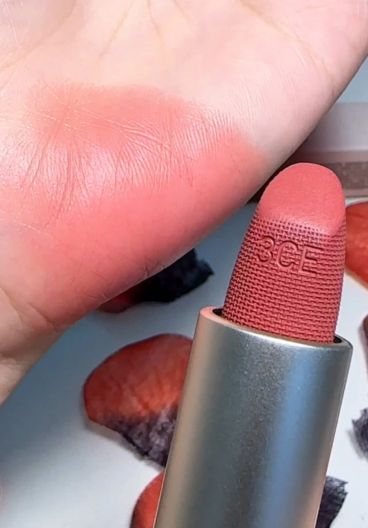 Màu cưng xỉu luôn á. Son len mịn lì nịnh môi 3CE Cashmere Hug Lipstick #son3ce #makeup #lamdep #fyp #xuhuong  @Quýt review 🍊✨ 