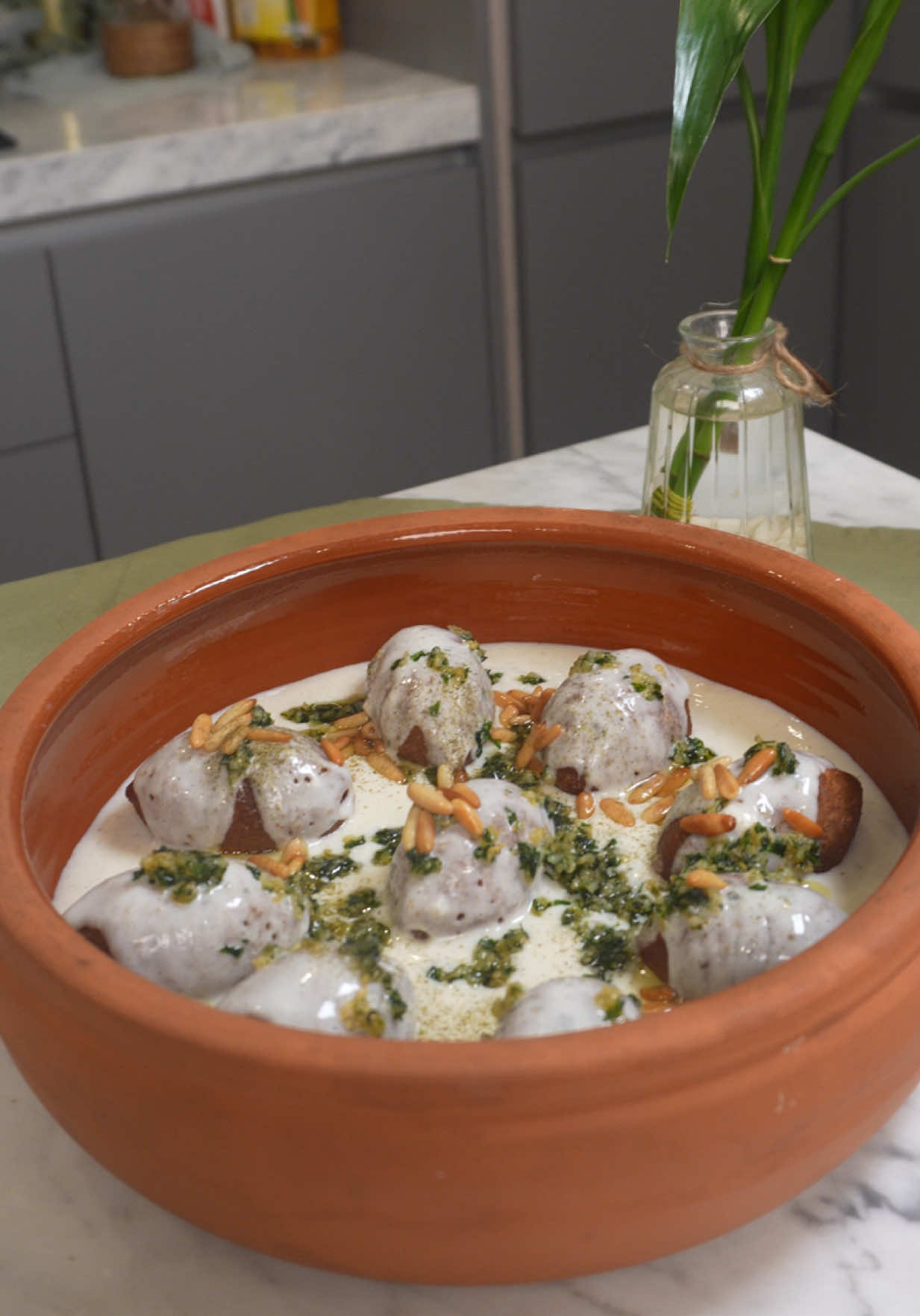 ⁨	كبه باللبن …  مقادير صوص اللبن :  - ١ كوب مويه  - ٢ م/ك نشاء  - علبه ونص لبن زبادي  - ١ كوب لبن المراعي  - بيضه  - نعناع مجفف  - بقدونس مجفف  -ملح  - فلفل اسود  نستمر بالتقليب لين يثقل الخليط  بالعافيه عليكم !  #أسواق_التميمي  ‪@أسواق التميمي 🇸🇦 ‬  #وصفات #طبخات #طبخ #وصفات_سهله ⁩