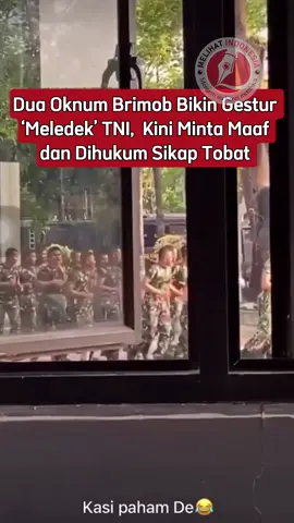 Sebuah video yang memperlihatkan dua anggota Brimob membuat gestur dianggap tidak pantas kepada prajurit TNI saat sedang melakukan pembinaan fisik (Binsik) di sekitaran gedung DPR/MPR RI viral di media sosial. Aksi tersebut langsung menuai sorotan warganet dan memunculkan beragam komentar terkait sikap antar aparat. Mengutip unggahan akun Instagram @info_tni_ad, Minggu (7/9/2025), kedua oknum Brimob tersebut telah menerima hukuman. Keduanya adalah Bharada Wawan dan Bharada Krisyana. ”Dua oknum anggota Brimob menerima hukuman setelah terekam melakukan gestur yang dinilai tidak pantas kepada anggota TNI,” tulis akun tersebut. Kedua anggota Brimob itu diberi hukuman lari dan sikap tobat, serta menyampaikan permintaan maaf sebesar-besarnya atas perbuatan yang terekam dalam video. #melihatindonesia #fyp #tni #dpr #tniindonesia🇮🇩 