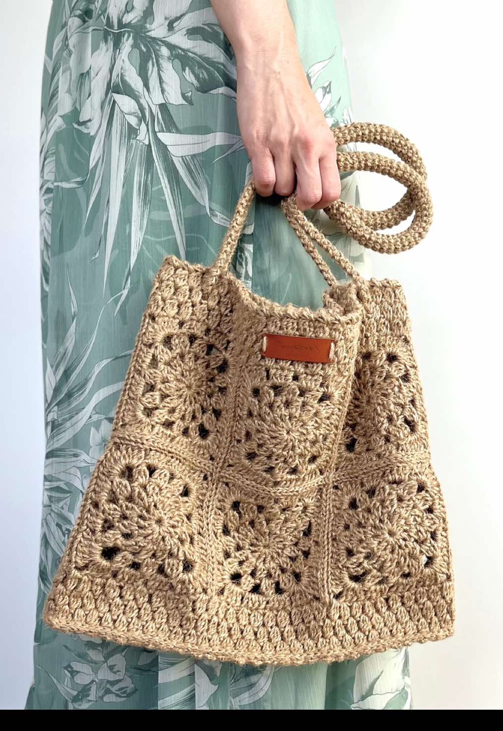 Vintage Bloom Jute Tote – elegancja w naturalnym wydaniu 🌿 Ręcznie szydełkowana z juty, lekka i pojemna. Unikalny dodatek, który sprawdzi się na co dzień i jako prezent. #jutebag #handmadebag #ecofashion #sustainablestyle #totebag
