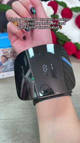 Todos deberían tener un monitor de presión arterial en casa para controlar su salud.#tiktokbacktoschool #bloodpressurecheck #wristwatch #tiktokbacktoschool 