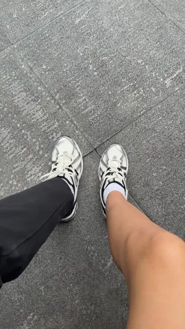Solemates with @Fordie 🫶🏻 #newbalance #1906 #silvermetallic  #1906r #coupleshoes 
