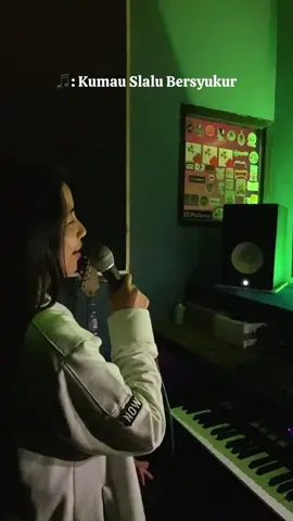 Selalu dan selalu Kau angkat hatiku, membuatku merasa berharga selalu di mata-Mu selamat hari minggu~ @EM Studio Rcrd  #lagurohani #fyp #kristen #bersyukur #inspirasikristen 