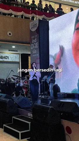 nyanyi bareng orang - orang yang lagi berusaha sembuh dari patah hatinya 🤍 #fyp #tiffanykenanga #janganbersedih #konsermusik #nyanyibareng 