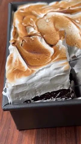 Rich chocolate cake layered with creamy Biscoff spread, topped with crunchy cookie pieces for a sweet caramelized flavor. #chocolate #cake #cream #biscoff #shorts #satisfying #trending #foryou 