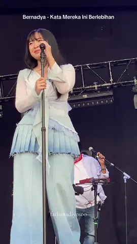 Kata mereka ini berlebihan cantiknya kamu bernadya pake baju putih begini 😭✨🤍@Bernadya @JUNI Records @bersenadya  #pestapora2025 #bernadya #katamerekainiberlebihan #fyp #fyppppppppppppppppppppppp 