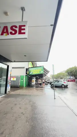 Hi, namaku Nanda. Aku lagi WHV di Cairns, QLD, Australia. Ini adalah salah satu local pride punya Cairns yaitu Rusty Market. Bukanya hanya hari Jumat-Minggu setiap minggu. Waktu tinggal di Indo aku males banget pergi ke pasar karena jauh dari rumah dan banyak opsi lain yang lebih gampang kayak abang tukang sayur yang suka kelililing tiap pagi. Nah tapi semenjak tinggal di Cairns tentu aja ga ada abang gerobakan yang jual sayur makanya pasar tradisional kayak gini jadi satu dari sedikit pilihan untuk bisa beli sayur mayur dan buah-buahan dengan harga terjangkau (cenah). #whvaustralia #whvindonesia #whvlife #lifeinaustralia #whv 