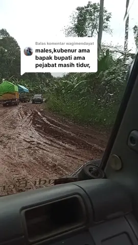 Membalas @wagimendayat @TANGGAMUS VIRAL tolong jalan kami pak ,@Rahmat Mirzani Djausal BAWAHAN bapak kebanyakan tidur  jalan pun berlumpur 