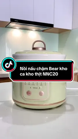 Nồi nấu chậm 2L Bear SB-NNC20 là một trong những dòng sản phẩm nồi nấu chậm mới ra mắt của Bear Việt Nam. Với thiết kế màu xanh mint bắt mắt, cùng dung tích 2L, sản phẩm không những giúp các mẹ tiết kiệm thời gian trong việc nấu các món ăn dặm cho bé mà còn nó còn giúp các mẹ chuẩn bị nhiều món khác nhau cho cả gia đình. #noikhoca #noikhothit #noinauchambear #noinaucham #hudan 