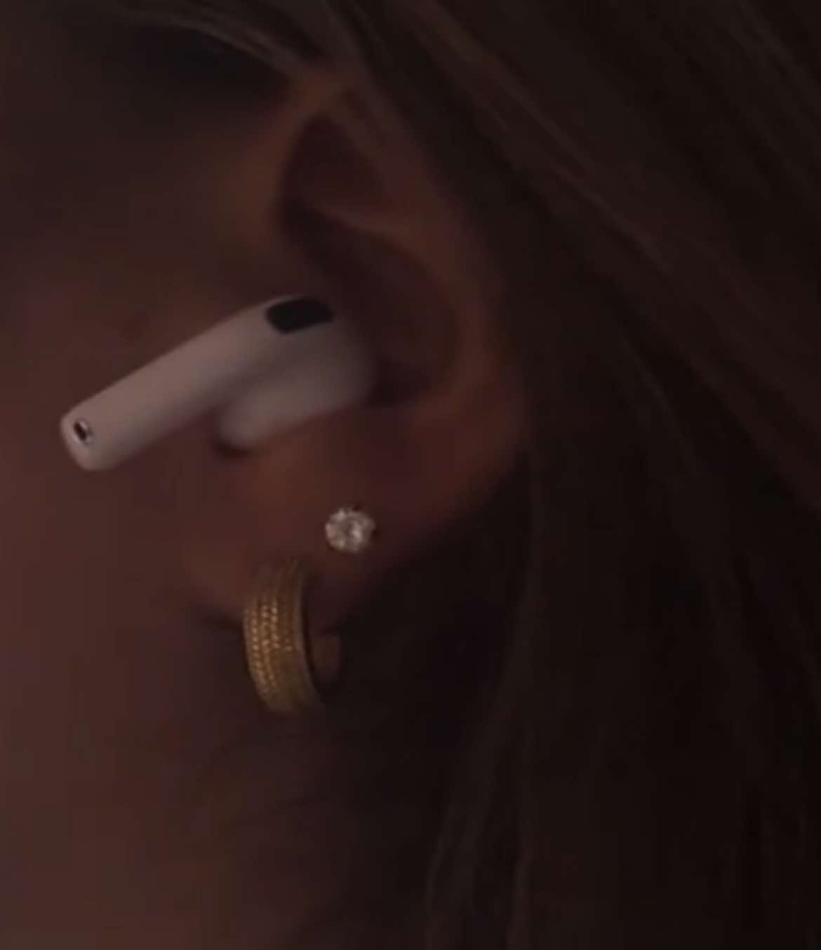 #shortfilms#courtmetrage#cinema#issues#therapytiktok  AirPods therapy 🎥