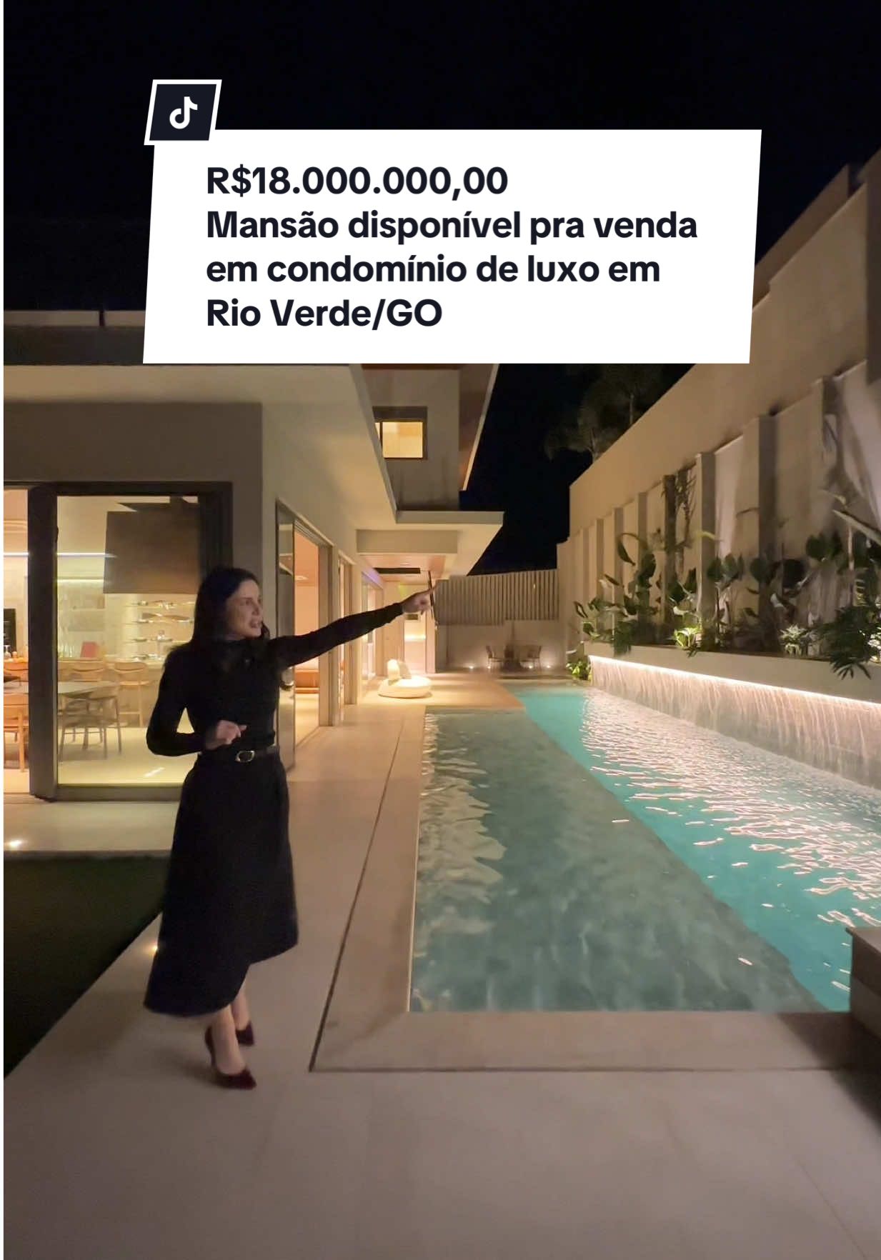 Casa do lago | Condomínio Nova Aliança Premium  Área Terreno: 992 m ² Total: 860,63 m ² Área Construída: 764,34 m ² Área Piscina: 96,29 m ² Projeto de Arquitetura e Interiores: Sali Arquitetura Execução: Cunha da Câmara Construtora e Incorporadora 100% automatizada, climatizada, com sistema de som e iluminação  4 suítes sendo a master com closet sala de banho com jacuzzi de imersão e terraço com hidro e deck em madeira  Acabamentos de altíssimo padrão  Elevador com no break pra possível falta de energia  Acesso por facial em todas as portas externas  Marcenaria Terracota planejados  Cinema com sistema de som pronto  Escritório com banheiro completo  Cozinha interna com fogão da marca crissair ,despensa,lavanderia e suite de serviço  Área gourmet com sistema de som e 2 TVs embutidas no flap giratório automatizado Alexa  Chopeira  Bancadas no taj mahal  Ilha com adega e freezer embutidos  Carregador de celular na ilha gourmet  Churrasqueira a carvão automatizada  Forno a lenha  Lavado área gourmet  Piscina semi olímpica aquecida com cascata e paisagismo exuberante  Sauna molhada com banheiro  Lavado área externa com Cuba esculpida no travertino  Garagem com armários e pia de apoio  Móveis soltos Ventura (opção de negociação porteira fechada)  R$17.200.000,00 sem os móveis soltos  R$18.000.000,00 porteira fechada  Agende uma visita 64/99274-1520  #mansão #casadeluxo #imovelaltopadrao #rioverdegoias #casaavenda 