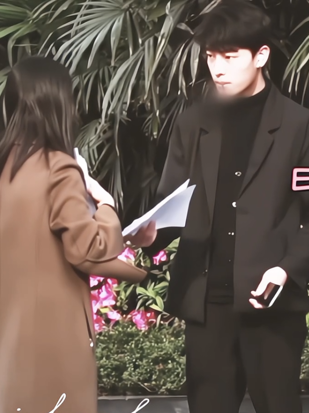 that lowkey look he gave the girl at the end. 🥹🫶🏻 #socialexperiment #china #fyp #foryoupage #vjkyel 