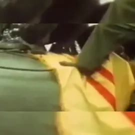 Lá cờ vàng nằm dưới chân quân giải phóng. #dongmauvietnam🇻🇳#quangiaiphongmiennam#nhongayxualam#giaiphongmiennam#videoviralitiktok 