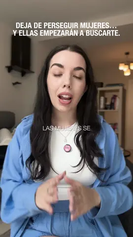Las mujeres no se sienten atraídas por quien más insiste, sino por quien se respeta a sí mismo. No se trata de juegos, ni de dar celos. Se trata de redirigir tu energía hacia ti, tus metas y tu valor. La atracción crece cuando hay espacio, calma y reciprocidad. Si persigues, presionas. Si te enfocas en ti, atraes. La ciencia lo respalda. 😉