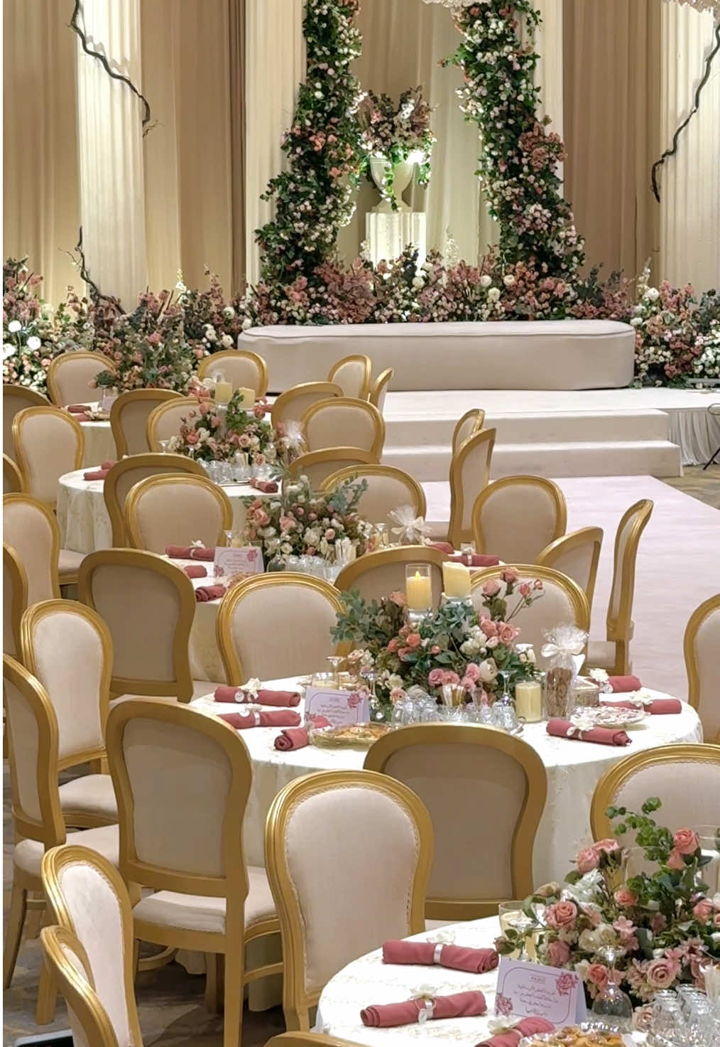 Beauty in the details 🌸 القاعة : قاعة فرح @sunset_jeddah  التنسيق : ازهار ايمان   التصوير : @تغطيه حفل/مصوره جوال  #تنسيق_قاعات #قاعات_جدة #تنسيق_زواج #jedda #زواج 