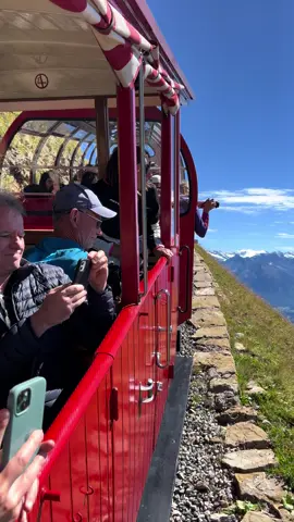 Brienzer Rothorn📍🇨🇭 Zug in den Bergen • TIPPS • Sitzplatzreservierung empfohlen (vor allem im Sommer) • Zugang mit öffentlichen Verkehrsmitteln: Zug zum Bahnhof Brienz, dann 1min Fußweg zum BRB-Bahnhof • Zufahrt mit dem Auto: kostenpflichtiger öffentlicher Parkplatz neben dem BRB-Bahnhof • Zug 