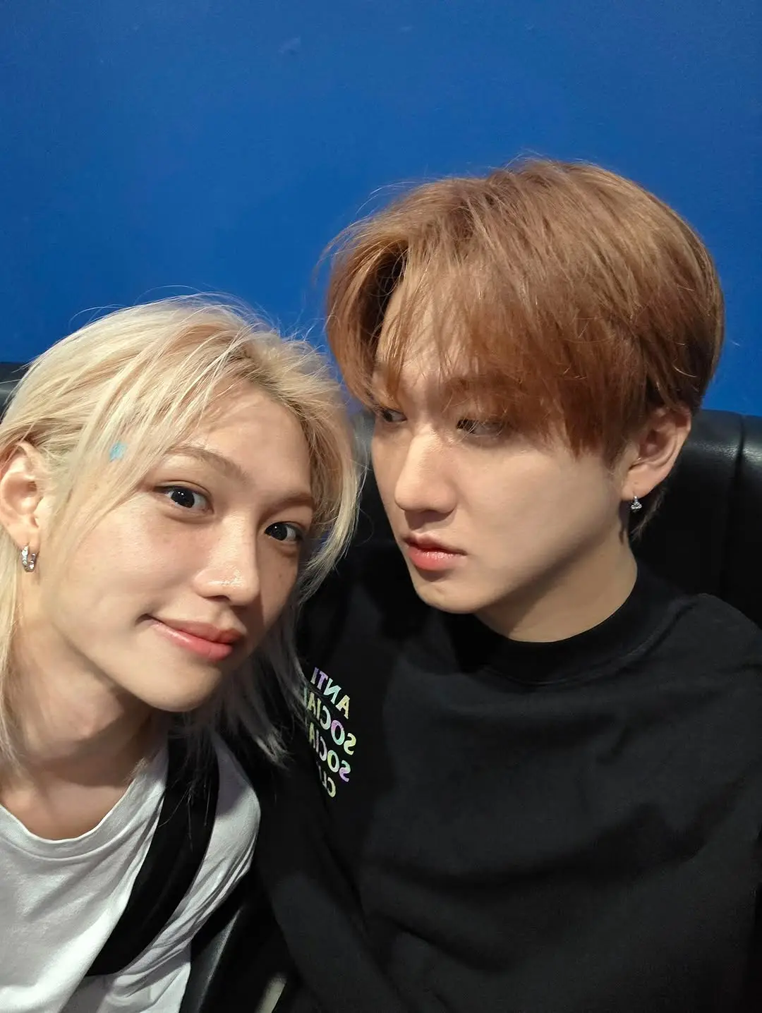 🐷🐰: [📸X2] 🐷🐰:ㅋㅋㅋ este lindo chico / lindo mocoso 🐷🐰:Estaba por tomarme una selfie y se me metió al lado ㅋㅋㅋ #changbin  #StrayKids  #CEREMONY  #changbinbubble  #paratiiiiiiiiiiiiiiiiiiiiiiiiiiiiiii 