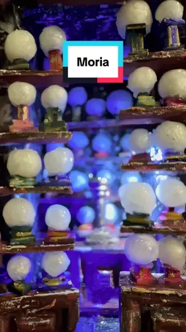 Dis-moi si tu as reconnu de quelle histoire il s’agit ? 🤗 ✨⚡️ J’ai failli faire des étiquettes à coller sur chaque boule de cristal, avec les initiales de plusieurs abonnés, mais je pense que je n’aurais jamais pu terminer la vidéo si je l’avais fait, ahahah 🤪💖🤗 #spookyseason #miniature #magic #witch #faitmainavecamour 