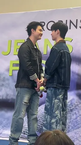 น้องภูมเขินแรงมาก🤭😊 #POOMSAINTxRobinsonJeansFest #ppoomntp_ #saint @ppoomntp_ 