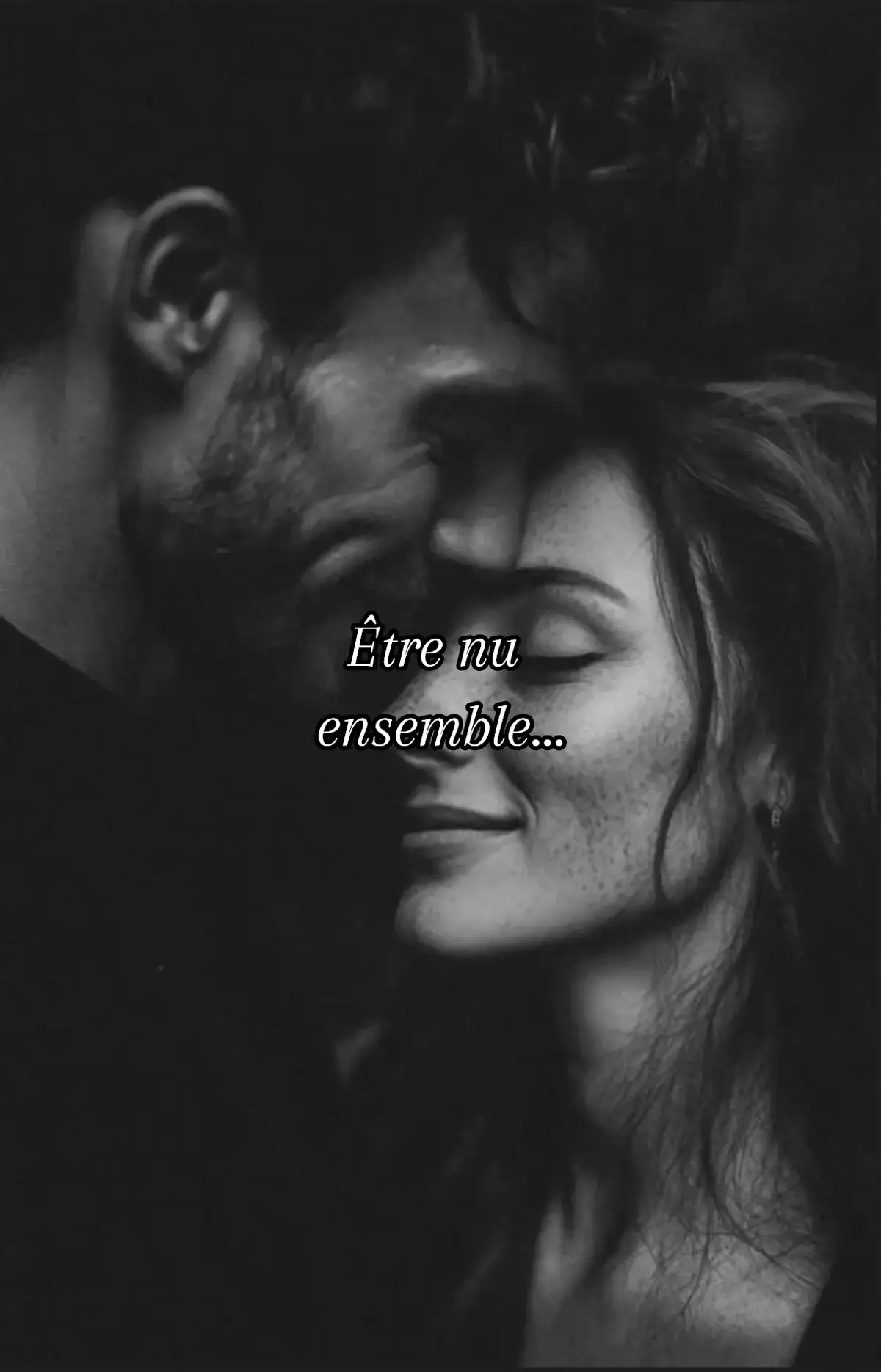 Pour moi, être vraiment nu avec toi va bien au-delà du corps. Se déshabiller, tout le monde peut le faire… mais ouvrir son cœur, abaisser les murs de son âme, c’est bien plus rare. Ce que je désire avec toi n’est pas seulement le contact ou la chaleur, c’est ce lien profond où l’on ose se montrer tels que nous sommes, avec nos peurs, nos cicatrices, nos secrets… et où l’on s’accueille complètement. Je veux que tu voies en moi mes fragilités autant que mes forces, et je veux découvrir chaque part de toi, même celles que tu n’as jamais offertes à personne. Je rêve que nous nous retrouvions dans cet espace intime et précieux, où il n’y a plus de masques ni de faux-semblants, où nos corps se rapprochent mais où nos âmes s’unissent encore davantage, liées dans quelque chose de vrai et d’infini. Avec toi, il ne s’agit pas seulement de désir : il s’agit d’être reconnu, compris et aimé dans sa vérité la plus profonde. Être nu ensemble, ce n’est pas seulement peau contre peau… c’est cœur contre cœur, âme contre âme. Jusqu’à ce qu’il n’y ait plus de séparation, seulement nous, perdus l’un dans l’autre avec douceur.