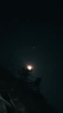 Sempurna dalam gelap, bulan menyinari. ✨ #Bulan #Malam #KeindahanMalam #CahayaBulan #GelapTerang