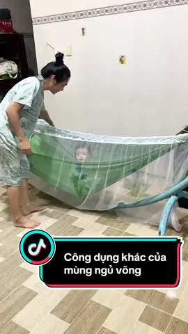 Mùng ngủ võng ngoài công dụng chống muỗi, chống côn trùng giúp bé ngủ ngon thì còn công dụng giúp bé không bò ra khỏi võng khi ngủ dậy. #meconnhaken #mebimsuachamcon #mungchongmuoi #mungvongchongmuoi #mungnguvong 